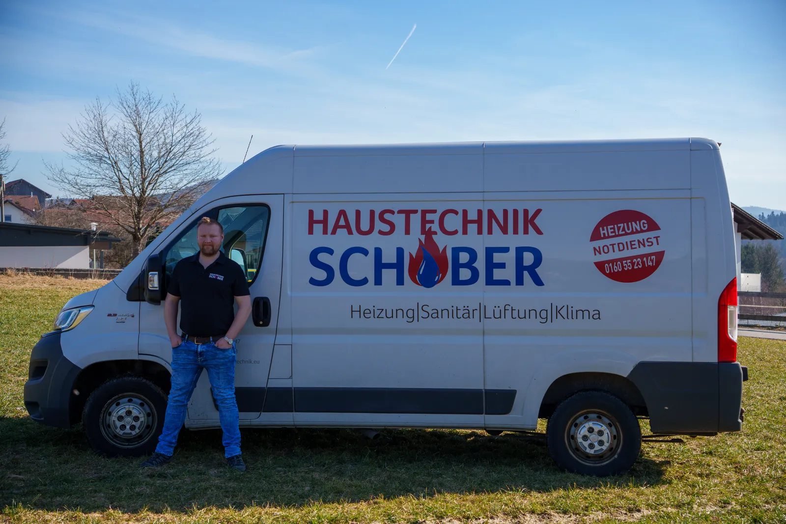 Roland Schober vor dem Servicefahrzeug von Haustechnik Schober